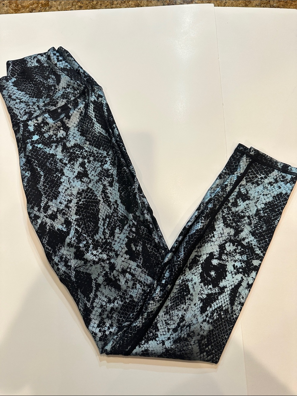 Women’s Black & Light Blue Snake-Print Stretch Leggings